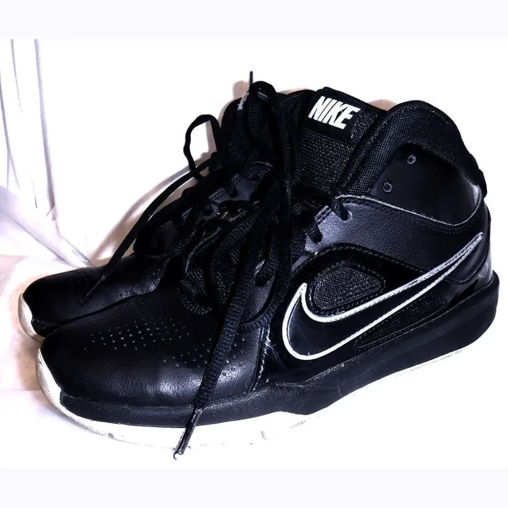 Nike Team Hustle black/white basketball shoes